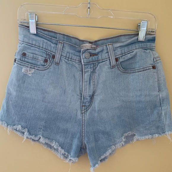 Levi’s frayed jean shorts fits a size medium - Picture 2 of 2